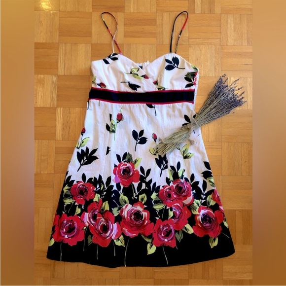 Cute floral mini dress 🌹 - Picture 1 of 3